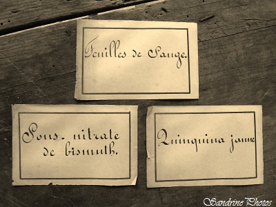 Anciennes étiquettes d`apothicaire écrites à la plume, Bouresse, Poitou-Charentes 86