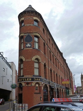 Belfast, Irlande du nord-Northern Ireland-Bittles bar, Bâtiment en forme de paquebot, 2014
