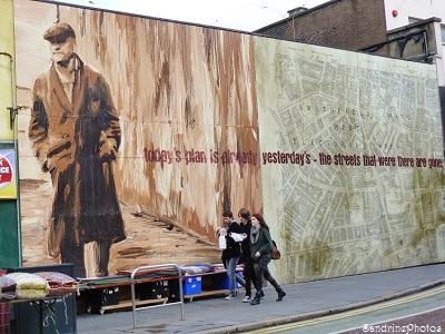 Belfast, Irlande du nord-Northern Ireland-Peinture murale, Citation du poème de Carson, Turn again, 2014