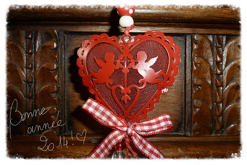 Bonne année 2014! Happy New Year! Coeur et angelots rouges, coffre ancien aux feuilles d`acanthes, Red heart and angels in front of an ancient chest with acanthus leaves