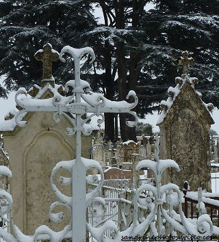 très anciennes tombes du cimetière de Bouresse Poitou-Charentes