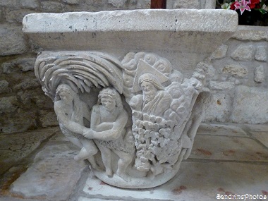Chapiteau historié, sculpté par M. Soulas, tailleur de pierres à Bouresse, Poitou-Charentes, XVIIIème siècle (2)pf