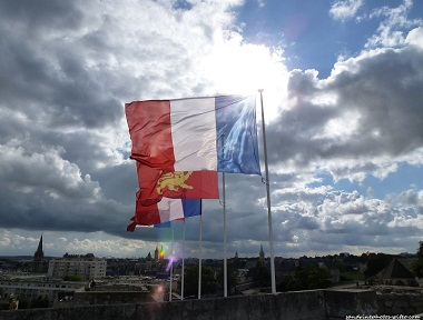 Château de Caen - Le soleil joue à cache-cache derrière les drapeaux - Juillet 2011