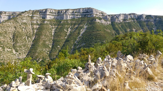 Cirque de Navacelles, Cairns, empilement de pierres plates, Cévennes 2017 (174)