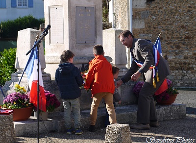 Commémoration du 11 novembre - Dépôt de gerbes au pieds du monument aux morts de Bouresse, 86 Poitou-CharentesPF (10)