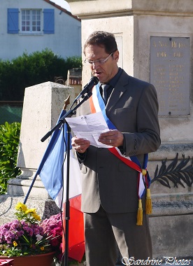 Commémoration du 11 novembre - discours du maire de Bouresse, Philippe Dolin, 11 novembre 2015, Bouresse, 86 Poitou-Charentes PF(8)