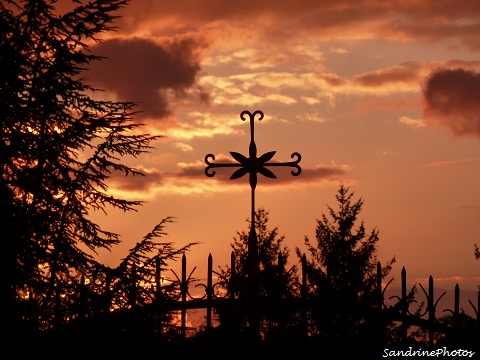 Coucher de soleil derrière la grille du cimetière de Bouresse, Sunset behind the gate of the graveyard, Bouresse, Poitou-Charentes