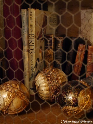 Déco Maison Bouresse, Livres anciens et décorations de Noël, Old books and christmas decorations, Poitou-Charentes