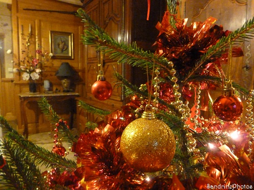 Décorations de Noël 2013, ambiance rouge et or, sapin et guirlandes, Christmas decorations in Bouresse, Poitou-Charentes, SandrinePhotos