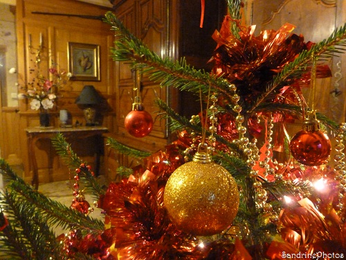 Décorations de Noël 2013, ambiance rouge et or, sapin et guirlandes, Christmas decorations in Bouresse, Poitou-Charentes, SandrinePhotos