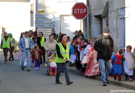 Défilé de Carnaval 2013 dans les rues de Bouresse organisé par l`Association des Parents d`Elèves de l`école primaire de Bouresse, Poitou-Charentes (3)