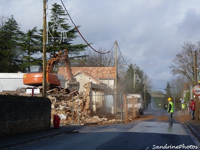 Démolition de l`ancien garage automobile Beaudrin remplacé par l`entreprise Lanneau, jeudi 20 décembre 2012 Bouresse, Poitou-Charentes(2)