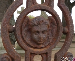 Détails de la croix d`une sépulture, avec visage d`angelot, Cimetière de Bouresse, Poitou-Charentes 86, Novembre 2015 (40)