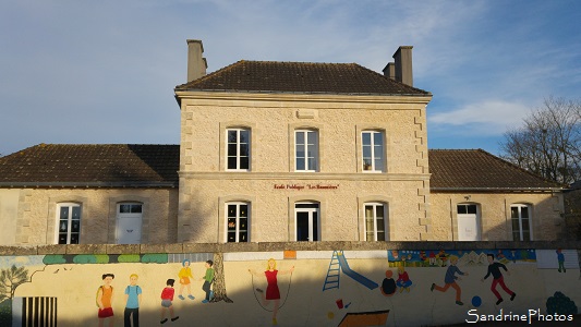 Ecole maternelle et primaire de Bouresse après travaux 2016, frise peinture murale, Les Baumières 2016 (4)