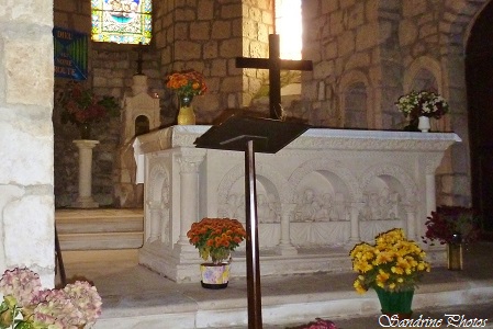 Eglise romane de Bouresse - Autel en pierre sculptée et tabernacle doré - Poitou-Charentes - Vienne