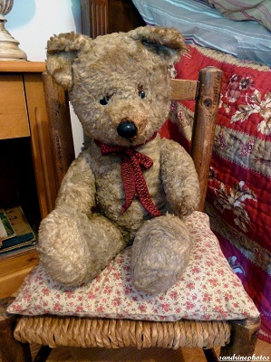 Esprit vintage Vieux nounours sur sa petite chaise paillée, old teddy bear on a wooden chair, 1968, Esprit déco, SandrinePhotos