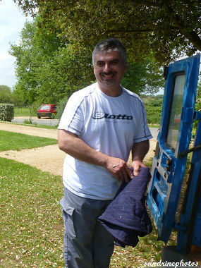 Essaimage du vendredi 11 mai 2012 avec M.Philippe Giraud apiculteur à Bouresse-Poitou-Charentes 