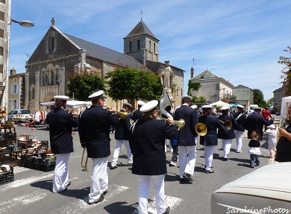 Fête du village à Bouresse 24 juin 2012 La fanfare défile dans les rues et passe devant la place de l`église