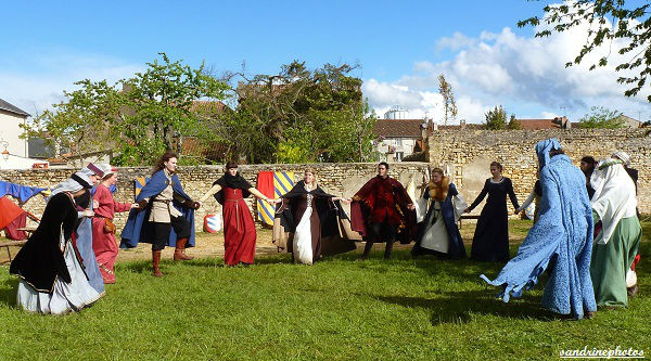 Fête médiévale au château de Gençay Danses médiévales avec l`association Nouaillé 1356 29 avril 2012 (81)