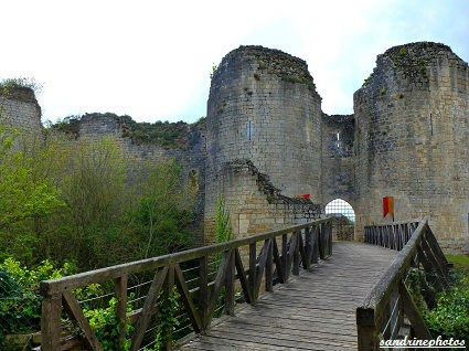 Fête médiévale au château de Gençay avec l`association Nouaillé 1356 Château fort de Gençay dans la Vienne 29 avril 2012 (4)