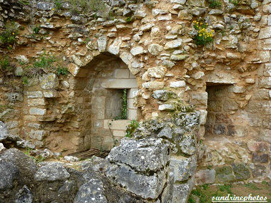 Fête médiévale au château de Gençay avec l`association Nouaillé 1356 Château fort de Gençay dans la Vienne 29 avril 2012 