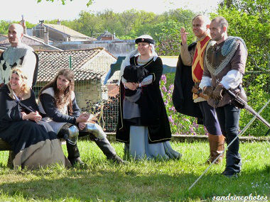 Fête médiévale au château de Gençay chevaliers et gentes dames avec l`association Nouaillé 1356 - 9 avril 2012 