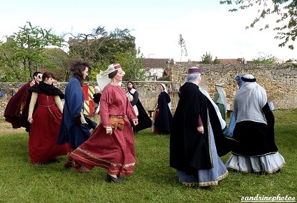 Fête médiévale au château de Gençay danses médiévales avec Nouaillé 1356 - 29-04-2012 