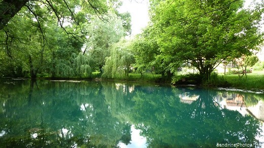 Fontaine du Puy Rabier, Eaux bleues d`un gouffre, Légende de la fosse au Diable, Magné dans la Vienne, Poitou-Charentes (14)