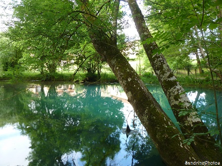 Fontaine du Puy Rabier, Eaux bleues d`un gouffre, Légende de la fosse au Diable, Magné dans la Vienne, Poitou-Charentes (15)