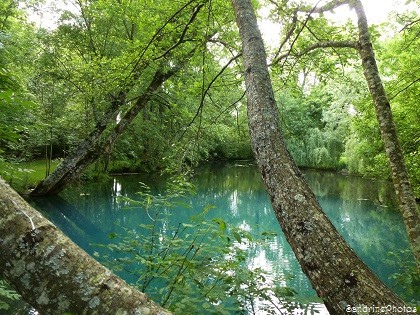 Fontaine du Puy Rabier, Eaux bleues d`un gouffre, Légende de la fosse au Diable, Magné dans la Vienne, Poitou-Charentes (17)