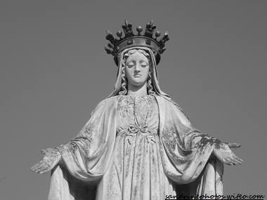 Gros plan sur la statue de la Vierge église notre dame de Bouresse (8) 