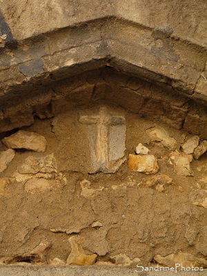 Ilot des halles avant démolition, crucifix sculpté dans la pierre, Bouresse février 2016 (79)