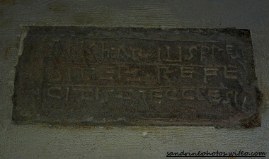 inscription église notre dame de Bouresse datant du XIème siècle