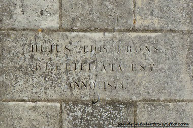 inscription façade de l`église Notre Dame de Bouresse PF