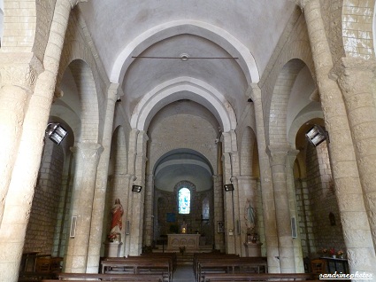 Intérieur de l`église Notre Dame de Bouresse (2)