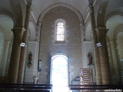 Intérieur de l`église Notre Dame de Bouresse 