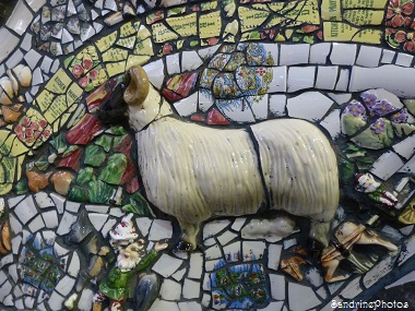 Irlande du nord-Belfast-Woolley Jumpy, Sheep, le mouton, emblème de l`Irlande, Detail of the fountain, Victoria Station, 2014