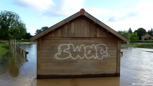 La Dive déborde, Graffitis, tags SWAG sur la cabane des pêcheurs, Bouresse, Poitou-Charentes, 19 juin 2013 (30)