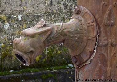 Fontaine du lavoir de Bouresse Poitou-Charentes datée de 1945