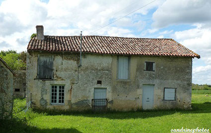 le Poiroux La plus ancienne maison du lieu-dit bouresse Poitou-Charentes10)