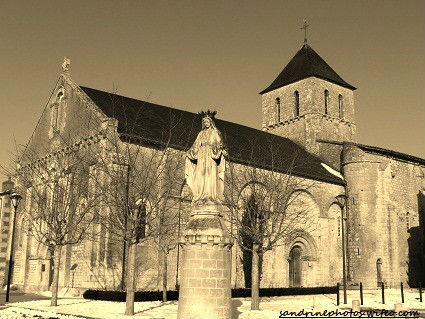 Place de l`église notre dame de Bouresse Noir et Blanc