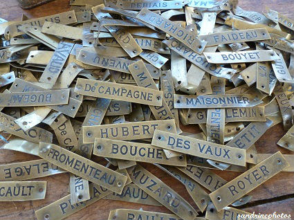 Plaques nominatives fixées aux bancs de l`église de Bouresse