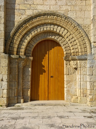 Portail classé du XII ème siècle, Eglise Notre Dame de Bouresse avec sa nouvelle porte, fabriquée et installée par PMC Lussac les Châteaux 86 (3)