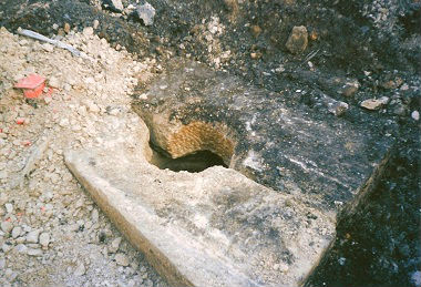 Puits gallo-romain trouvé au centre de la Grand`Rue à Bouresse, lors de travaux de voirie en septembre 2004