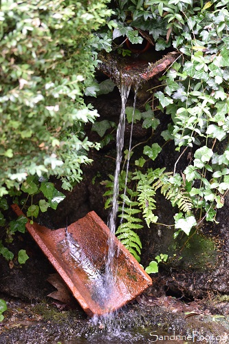 Source qui coule sur une tuile, Hameau de Secun haut, le Bez 81 (86)