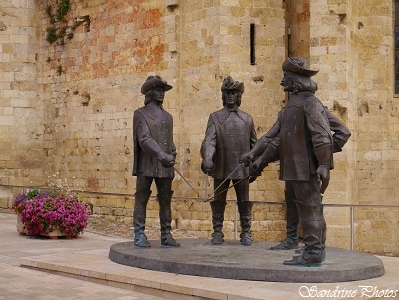 Statue de d`Artagnan et des Trois Mousquetaires, Place de la Cathédrale, Condom, Gers, Paysages et patrimoine de France