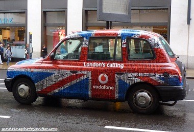 Taxi cab aux couleurs du drapeau britannique Londres mars 2012 (64)