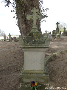 Tombe de l`abbé Jacques Gaillard 1890, cimetière de Bouresse, Poitou-Charentes