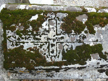 Tombe monument sépulcral René Charette notaire à Bouresse croix et fleurs de lys gravées 1647 (1)