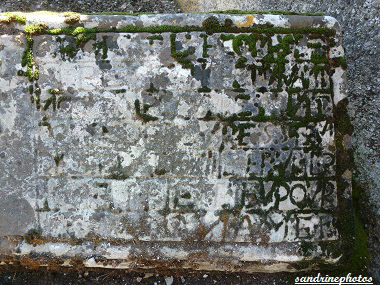 Tombe monument sépulcral René Charette notaire à Bouresse épigraphe gravé dans la pierre 1647 